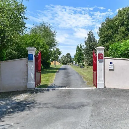 Appealing Holiday In Saint-savinien With Garden Saint-Savinien